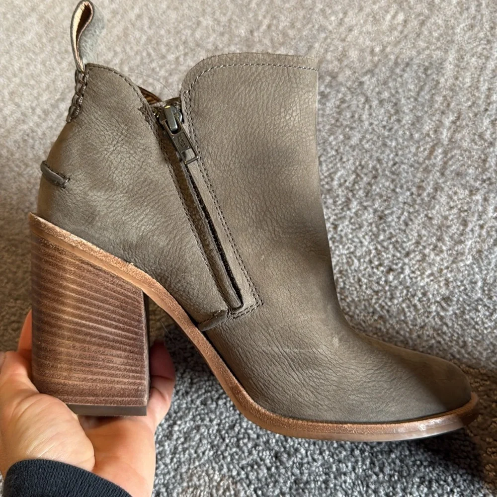 Ugg ankle boots. Brand new! - Picture 5 of 6